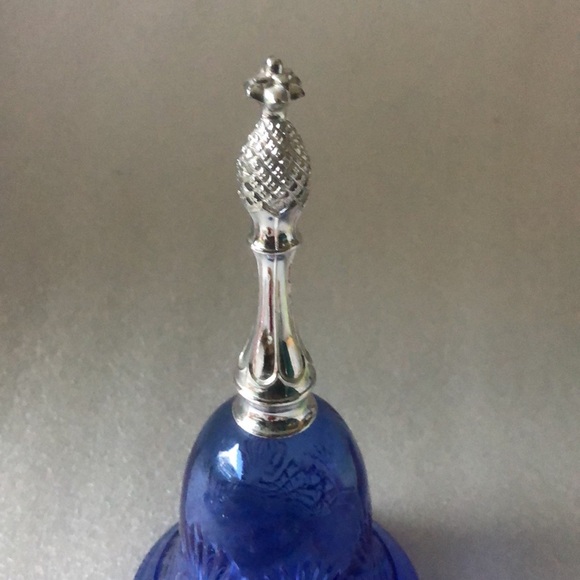 Vintage 1976 Avon blue bell perfume bottle - Picture 4 of 8